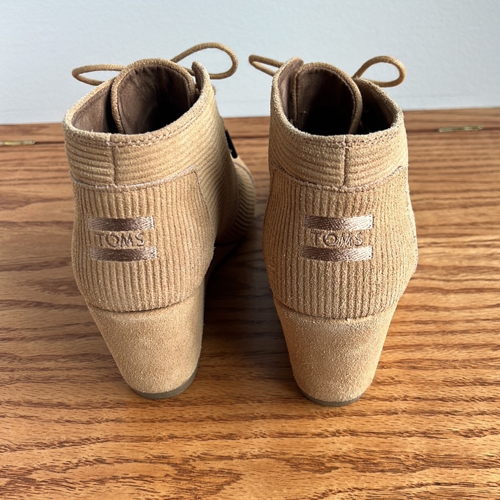 EUC - TOMS Brown Sugar Suede Corduroy Wedge Booties. Size 9.5 Lace Up - Picture 6 of 11